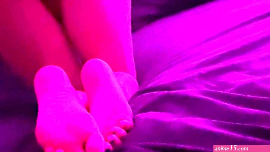 Nude Anime Girl Shows Off Perfect Feet