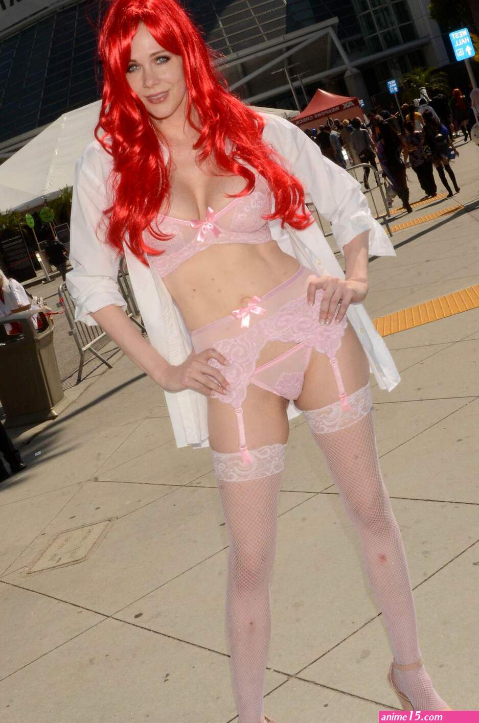 Maitland Ward attends Anime Expo and has to seek first aid when she cut her knees after an accident