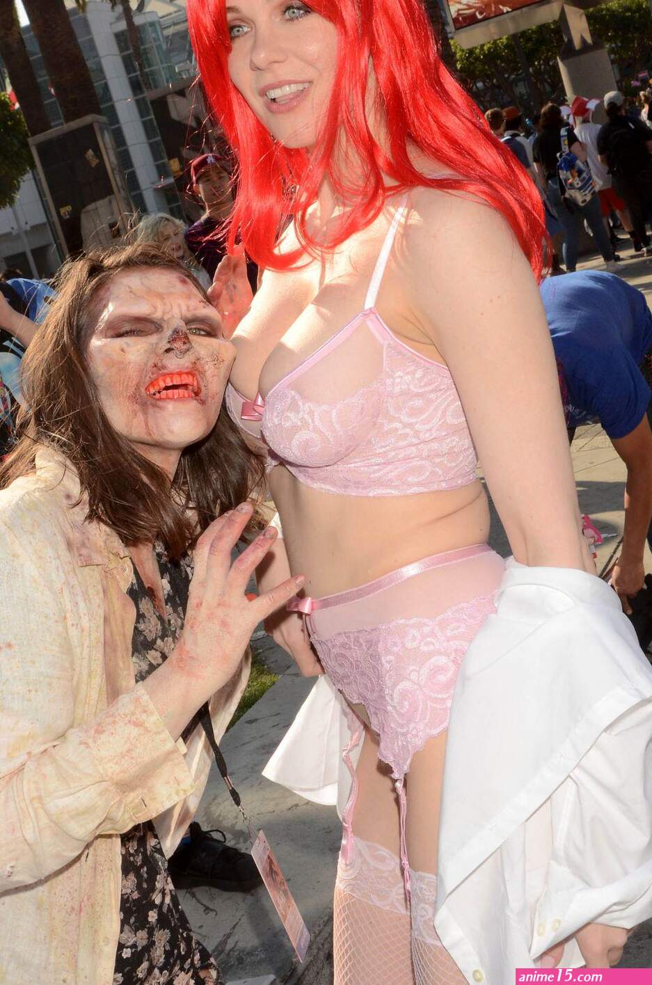 Maitland Ward attends Anime Expo and has to seek first aid when she cut her knees after an accident