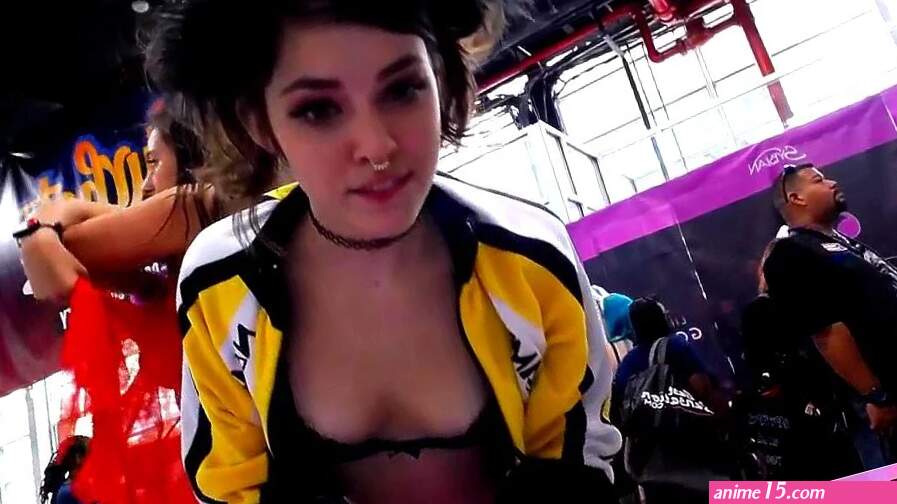 Watch Dirty Cosplayer At Comic Con....