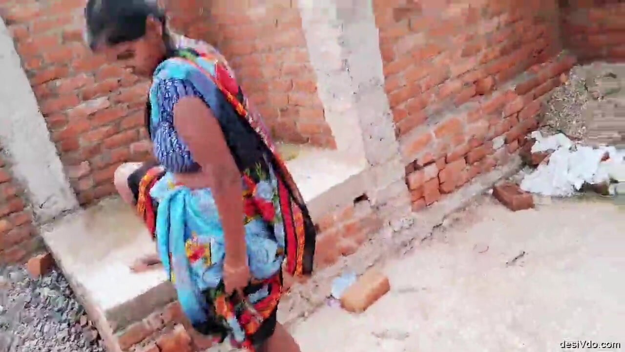 Indian Pissing: Desi village aunty pissing for