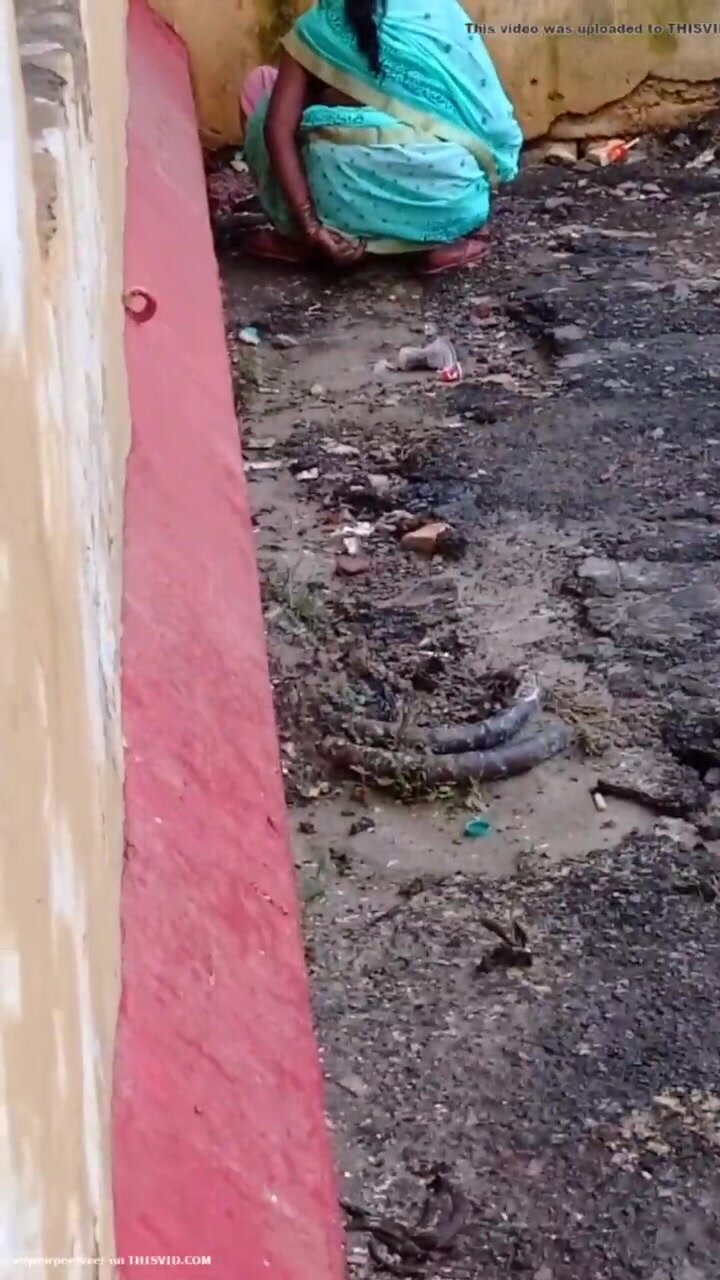 Aunty pee in Village public