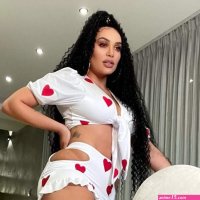 Los llamativos outfits de Andrea Valdiri con ropa de Felipe Saruma La FM