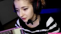 Emma Fiore masturbiert zu Butch-Anime-Pornos PornoX