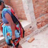 Indian Pissing: Desi village aunty pissing for