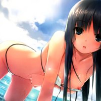 Anime chica de pelo oscuro con pechos desnudos